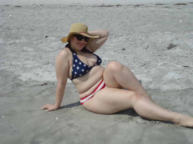 Толстые в купальниках на пляже