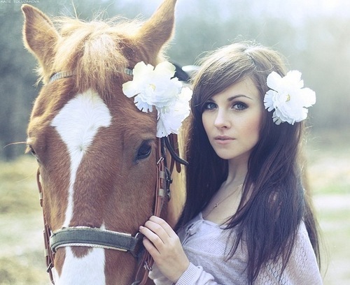 Девушка и лошадь