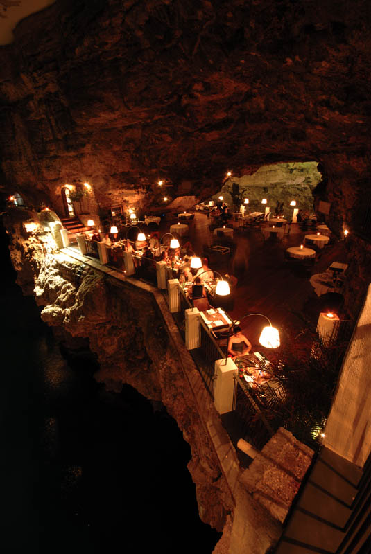 Ресторан в скале, Италия , Апулия ,Grotta Palazzese