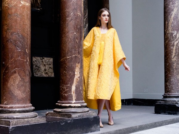 Паучье золото, ткань