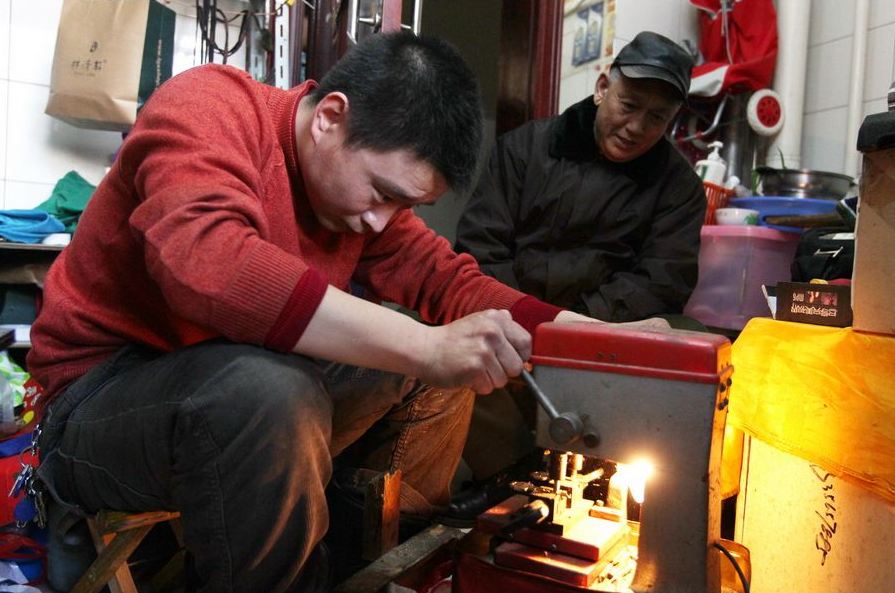 Семья живет в туалете