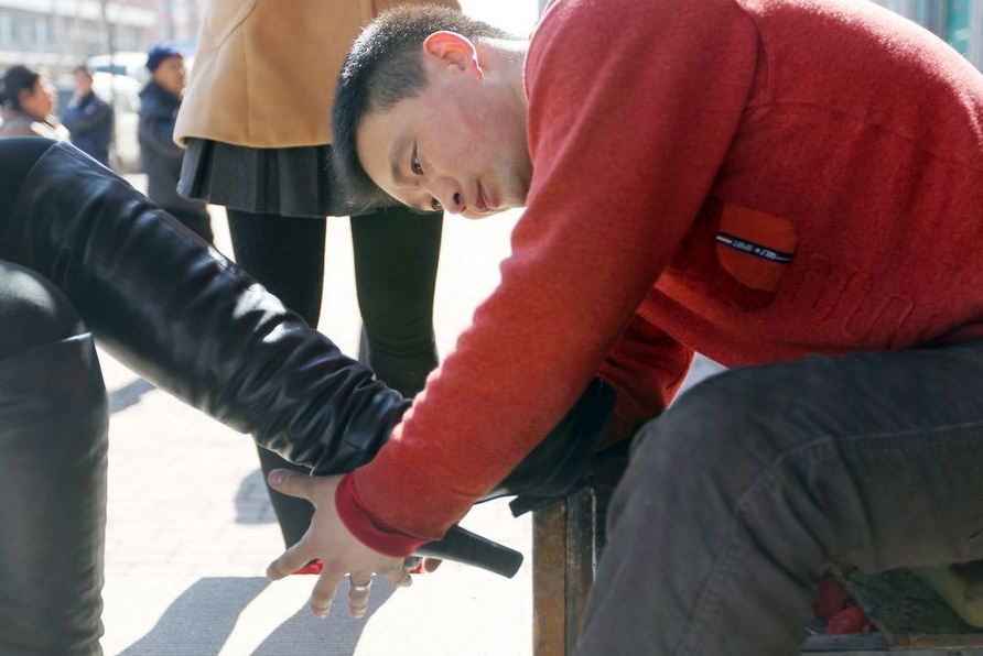 Семья живет в туалете