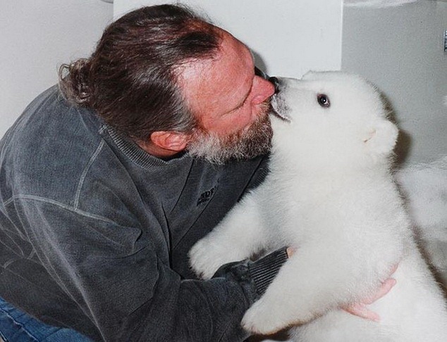 Дружба с белым медведем