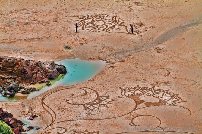 Работы художника на песке