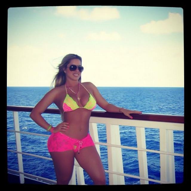 Необычная попа кубинской модели Кэти Феррейро