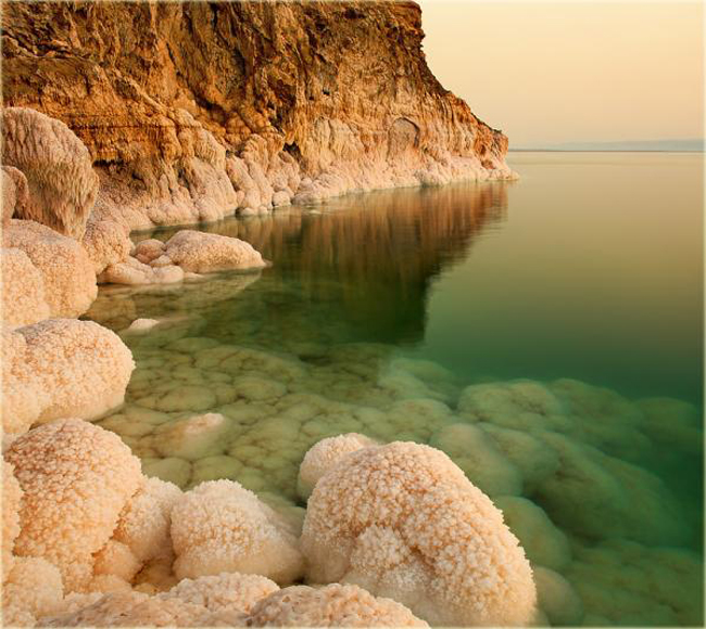 Фото на мертвом море с газетой