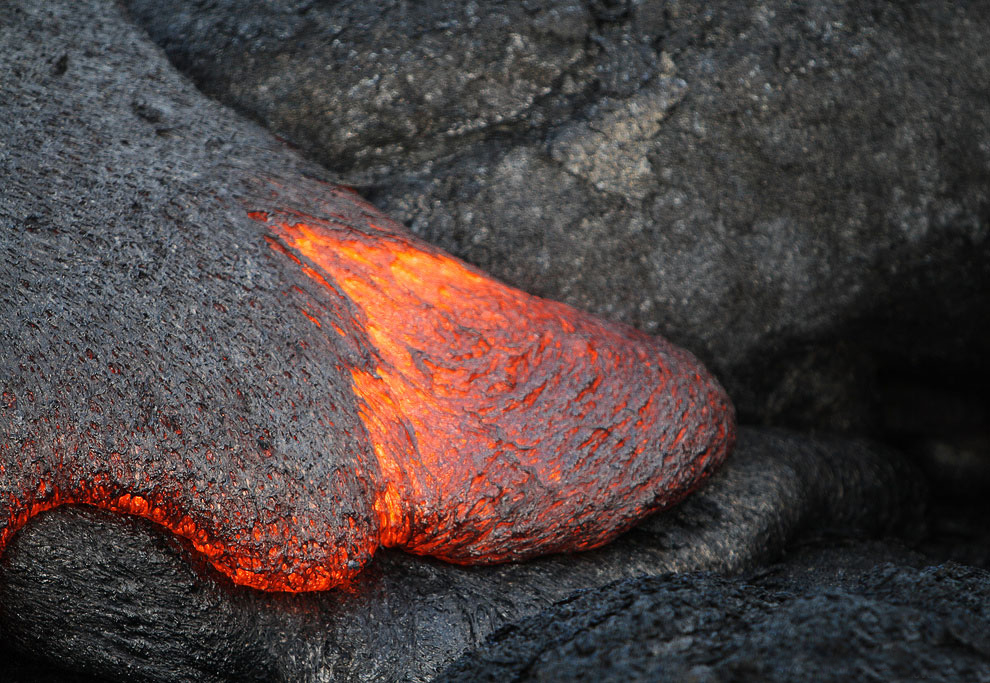 Вулкан горная порода. Вулканическая лава камень. Камни лава магма. Порода вулканическая лава. Лава базальт.