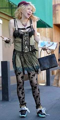 Странные и нелепые костюмы знаменитостей