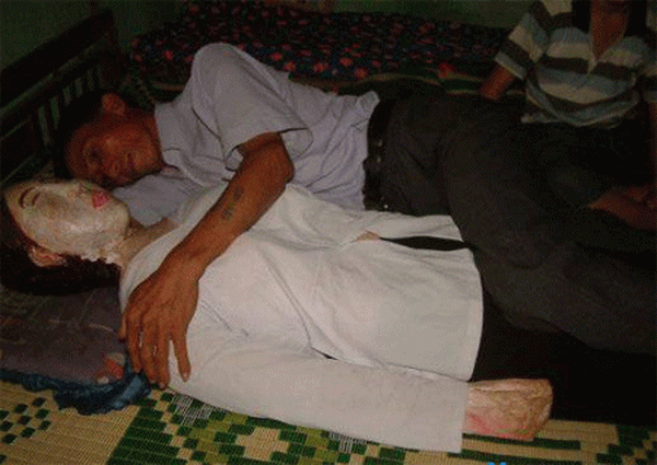 Вьетнамец Ле Ван спит с мертвой женой Вьетнамец Ле Ван спит с мертвой женой