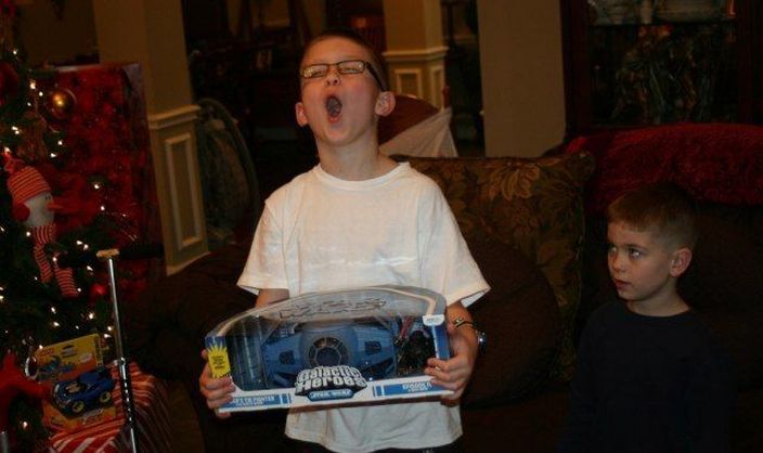 Эмоции детей получивших новогодние подарки