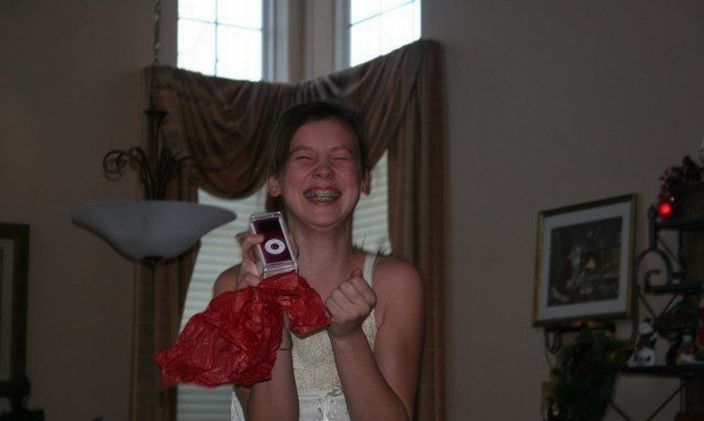 Эмоции детей получивших новогодние подарки