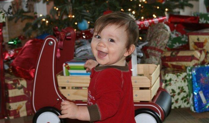 Эмоции детей получивших новогодние подарки