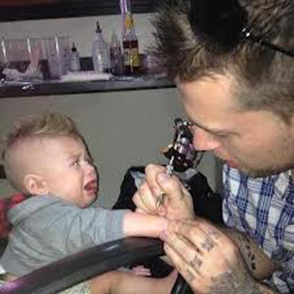 худший отец года, ужасные родители,горе папаша, бедные дети