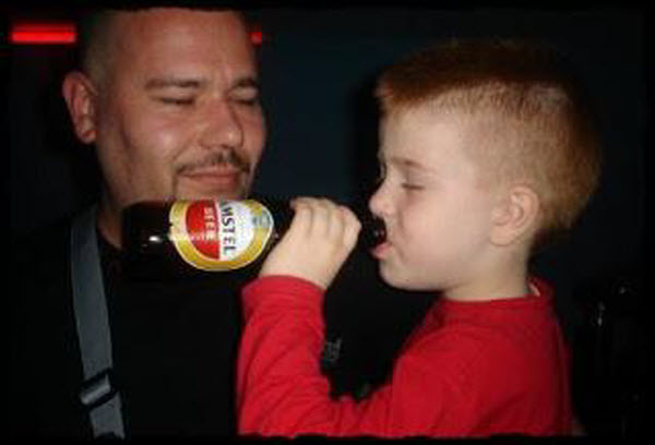 худший отец года, ужасные родители,горе папаша, бедные дети