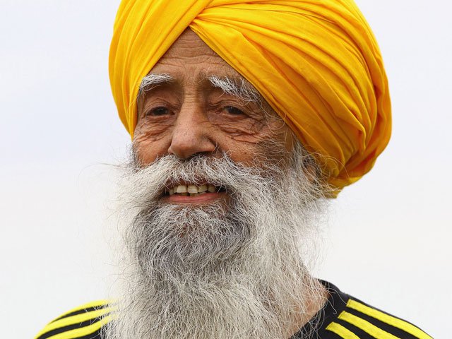 старейший марафонец Фауджа Сингх 