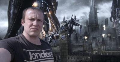 суровый путешественник с каменным лицом