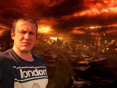 суровый путешественник с каменным лицом