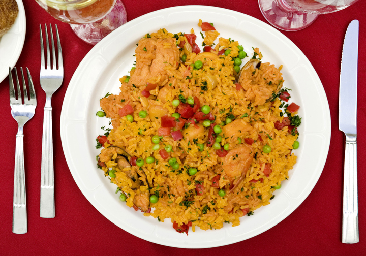 Попробуйте вкуснейшее блюдо - arroz con pollo. 