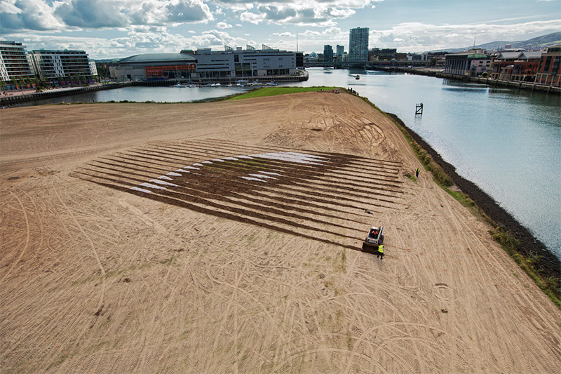 Гигантский портрет девочки на 11-акрах земли в Белфасте Гигантский портрет, неизвестной девочки, 11-акрах земли, Белфасте, Хорхе Родригес-Герада, Ирландия, Jorge Rodríguez-Gerada