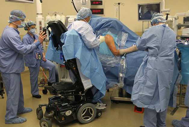 Паралич, нижних конечностей не помешал успешному хирургу продолжить свою работу, Ted Rummel