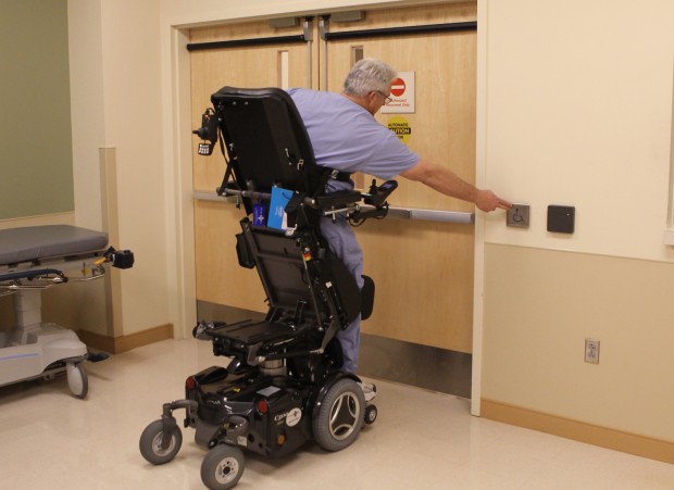 Паралич, нижних конечностей не помешал успешному хирургу продолжить свою работу, Ted Rummel