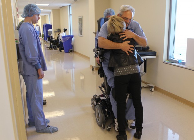 Паралич, нижних конечностей не помешал успешному хирургу продолжить свою работу, Ted Rummel