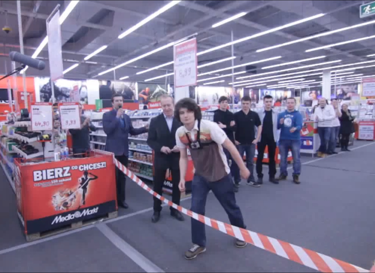 Польша, магазин ,Media Markt ,парень в акции, 70000, долларов