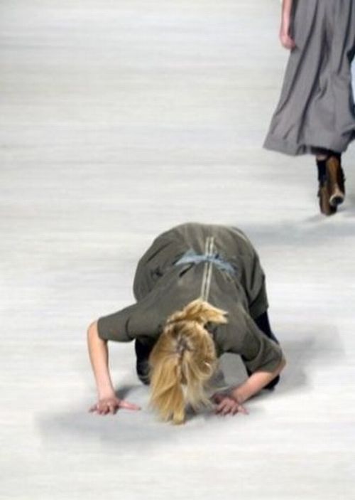 падение моделей, подиум, мода