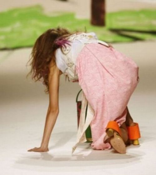 падение моделей, подиум, мода