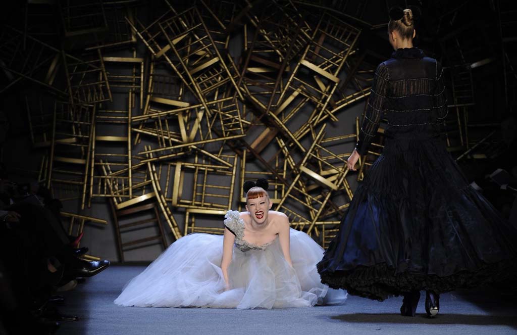 падение моделей, подиум, мода