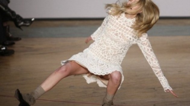 падение моделей, подиум, мода