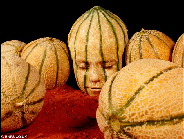 Реалистичный боди-арт, художник Йоханнес Стоеттер ,под фрукты, животных, 