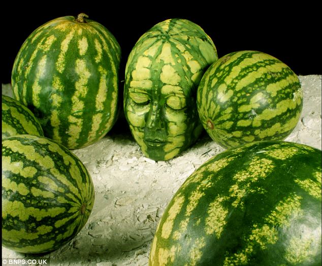 Реалистичный боди-арт, художник Йоханнес Стоеттер ,под фрукты, животных, 