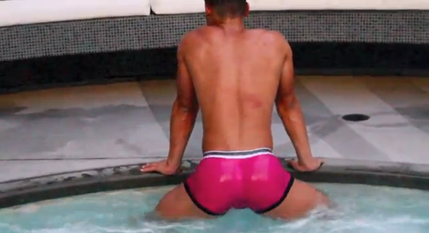 Парень просто в восторге от своей задницы! Джулиан Серрано, Julian Serrano, twerk ,тверк ,парень, крутит задницей