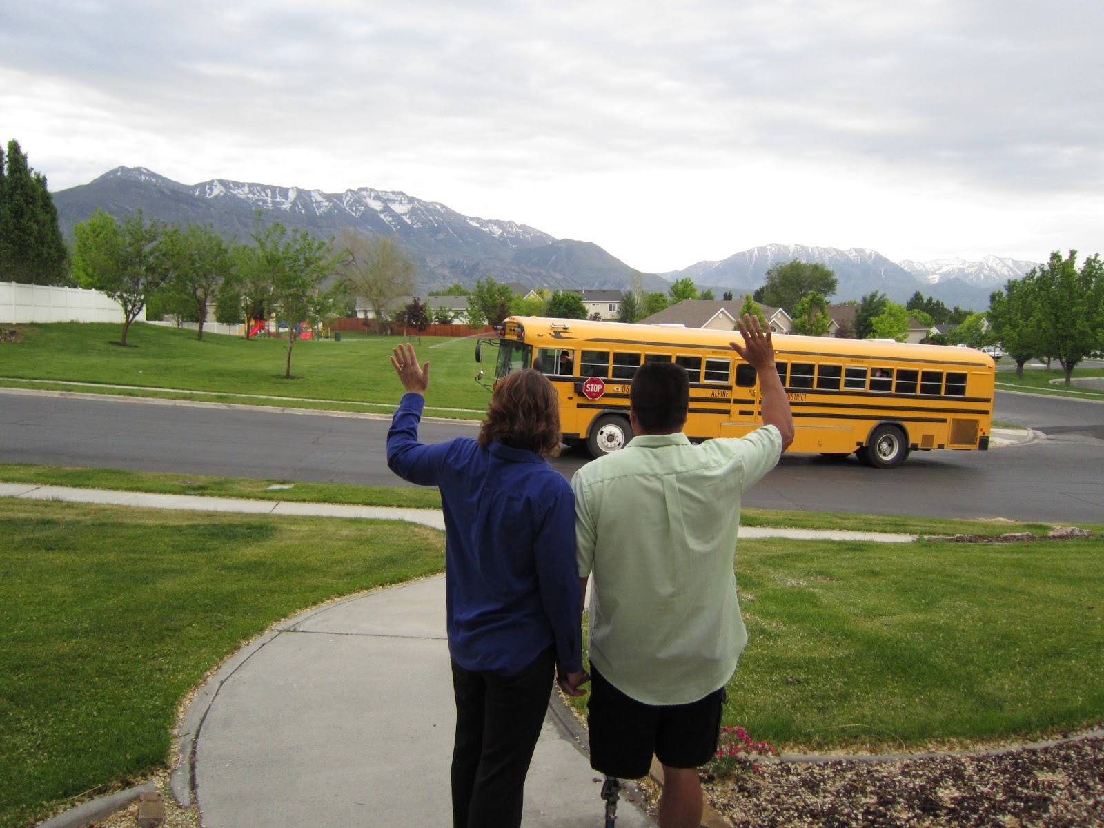 Дейл Прайс покажет, как надо провожать сына в школу