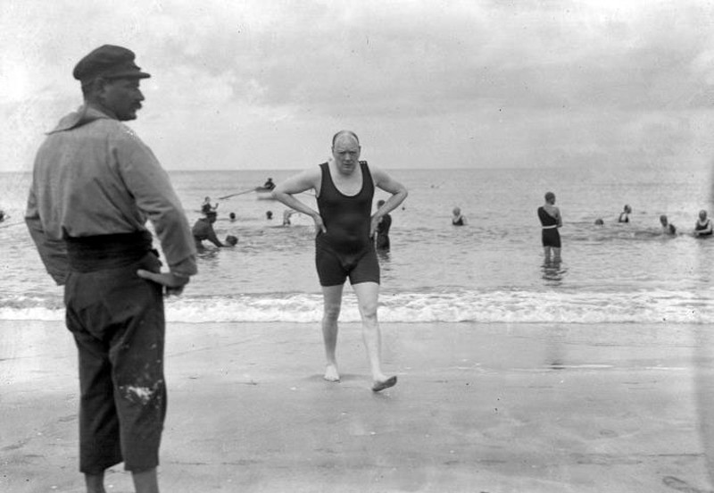 политики на пляже, купальные костюмы политиков