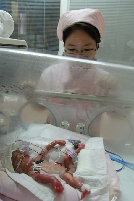 Пожилые роженицы,китай, крошечные младенцы, 680 гр