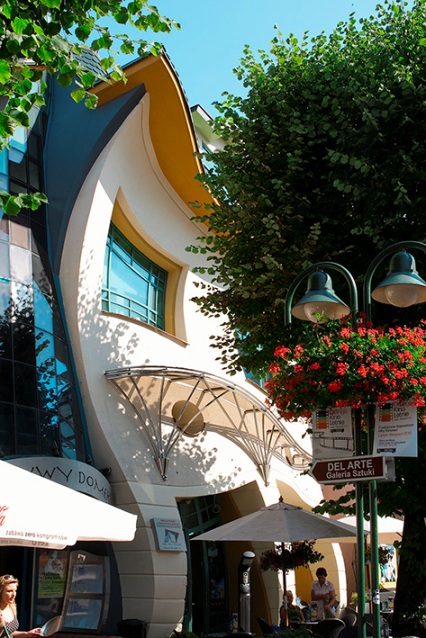 Сказочный Кривой дом в Польше