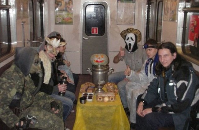 метро, общественный транспорт,странные пассажиры,люди 