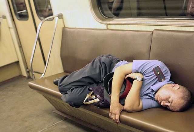 метро, общественный транспорт,странные пассажиры,люди 