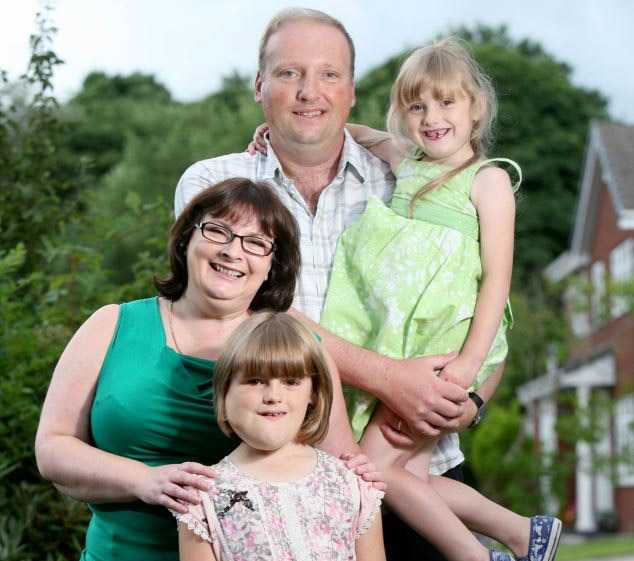 Несчастному ребёнку нельзя играть с детьми из-за болезни Лорен Купер, киста,болезнь