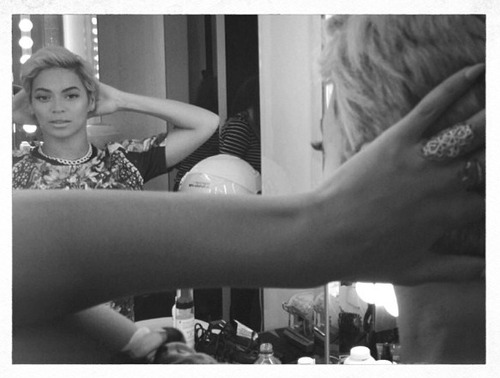 Новая прическа, Бейонсе, локоны, кроткая стрижка