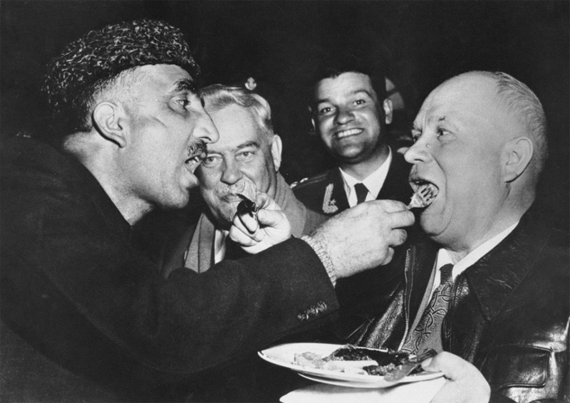 Известные, личности, история, России,редкие фото ретро,  Юрий Гагарин,  Алексей Леонов, Путин, Горбачев