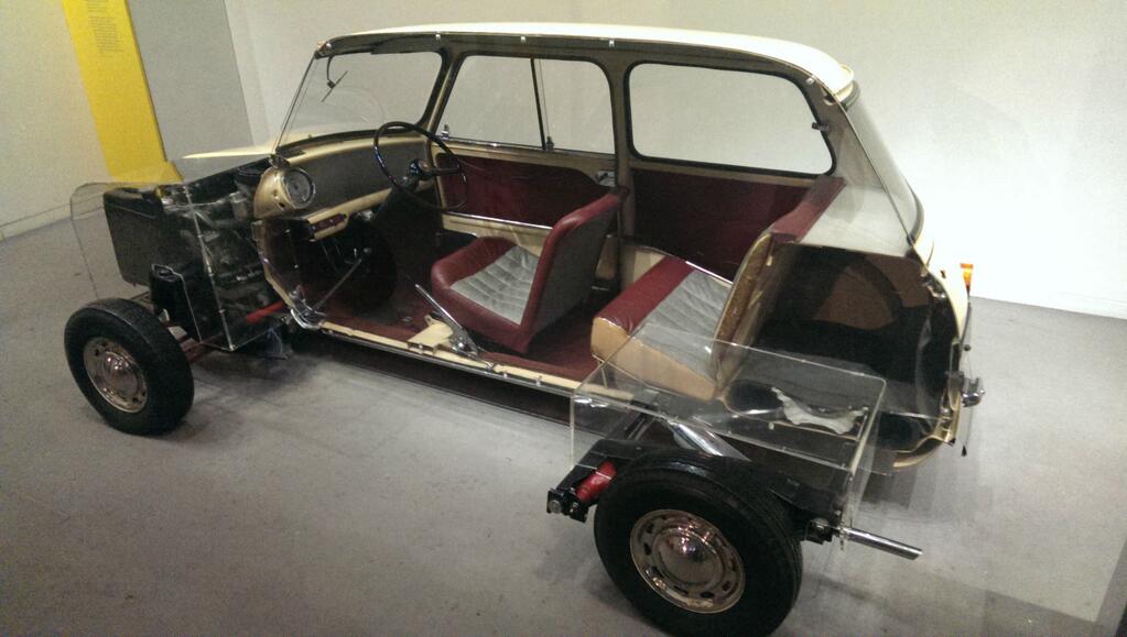 Вещи, разрезанные, пополам, выглядят, пистолет, автомобиль, 