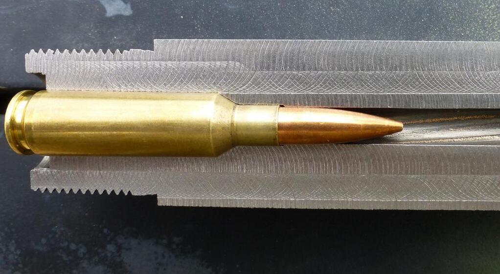 Вещи, разрезанные, пополам, выглядят, пистолет, автомобиль, 