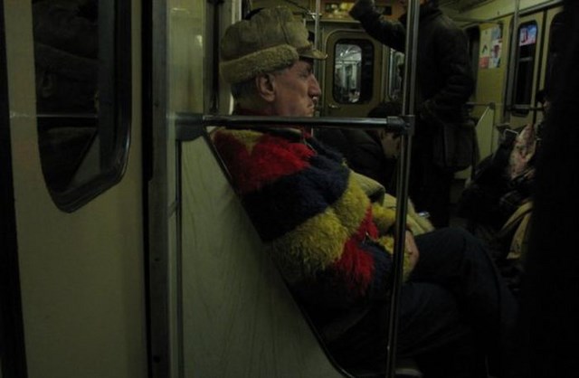 люди в метро, транспорт,чудаки