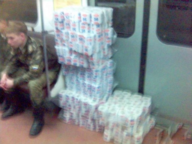 люди в метро, транспорт,чудаки