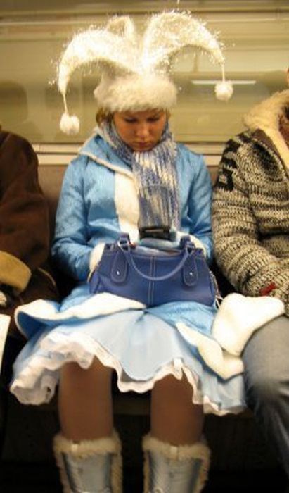 люди в метро, транспорт,чудаки