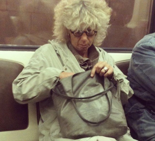 люди в метро, транспорт,чудаки