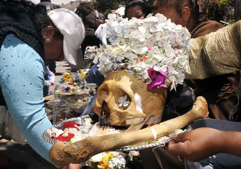 Украшенные черепа людей, День черепов, Боливия, Dia de los Natitas